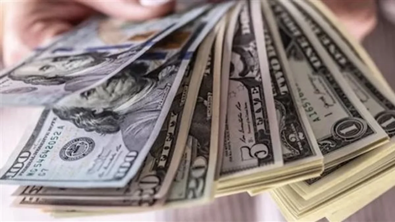 هل يستمر تراجع الدولار بعد كسر 54 جنيه؟.. آخر تحديث